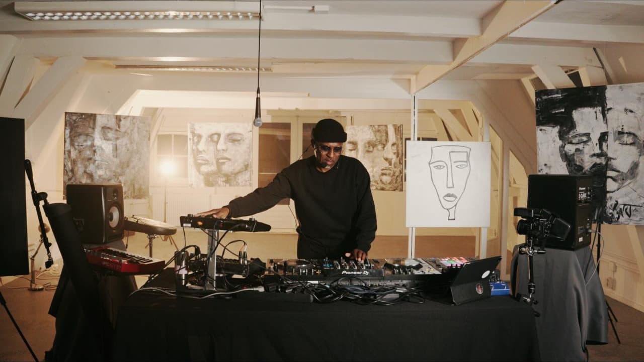 MOSE.ART Living Room Sessions #49, the artist live behind the decks before the FACES paintings